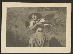[Florence s pistolí] od Louis Fleckenstein