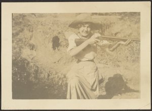 [Florence s pistolí] od Louis Fleckenstein