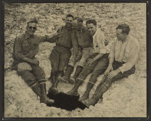 [Skupinová fotografie osob sedících u vchodu do svislé jeskyně na vrcholu San Jacinto] od Louis Fleckenstein