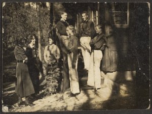 [Skupina stojící za domem] od Louis Fleckenstein