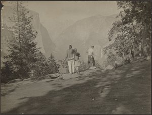 [Skupina turistů při pohledu na vyhlídku] od Louis Fleckenstein