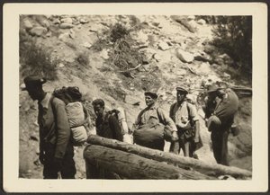 [Skupina mužů při pěší turistice] od Louis Fleckenstein