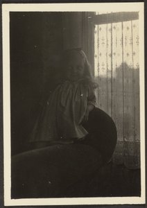 [Dívka opřená o opěradlo židle] od Louis Fleckenstein
