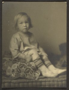 Malá dívka na polštáři od Louis Fleckenstein