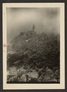 [Muž na hromadě kamení] od Louis Fleckenstein