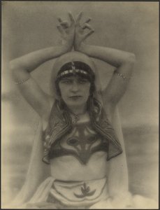 Nautch Girl od Louis Fleckenstein