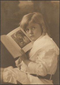 [Portrét dítěte držícího knihu otevřenou na podobné ilustraci] od Louis Fleckenstein