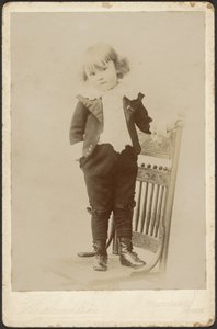 [Portrét dítěte stojícího na židli] od Louis Fleckenstein