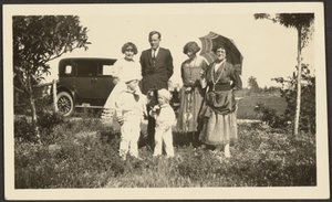 [Portrét rodiny Florence venku s autem] od Louis Fleckenstein