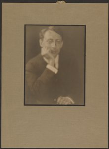 [Portrét muže, který si opírá bradu o ruku] od Louis Fleckenstein
