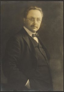 [Portrét stojícího muže s rukou v kapse] od Louis Fleckenstein
