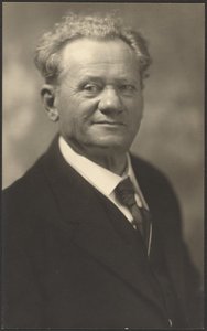 [Portrét muže v černém pruhovaném obleku] od Louis Fleckenstein