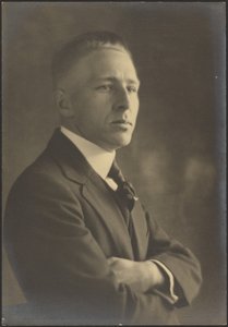 [Portrét muže se zkříženýma rukama] od Louis Fleckenstein
