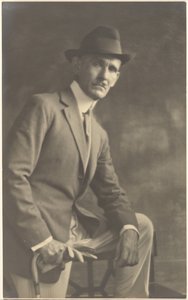 [Portrét muže s holí a rukavicemi] od Louis Fleckenstein