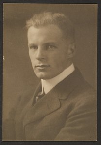 [Portrét muže se střihem na hlavě] od Louis Fleckenstein
