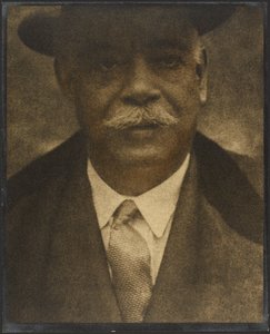 [Portrét muže s kloboukem s krempou] od Louis Fleckenstein