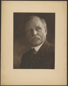 [Portrét muže s kovovou sponkou na klopě] od Louis Fleckenstein