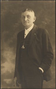 [Portrét muže s ozdobnou rukojetí hodinek] od Louis Fleckenstein