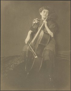 [Portrét ženy hrající na violoncello] od Louis Fleckenstein