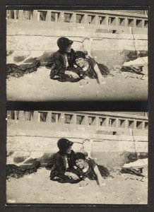 [Dvě ženy na pláži, přefotografované] od Louis Fleckenstein