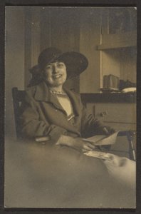 [Žena držící dopis] od Louis Fleckenstein
