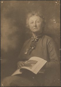[Woman Holding Magazine] od Louis Fleckenstein