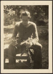 [Žena držící slunečnice] od Louis Fleckenstein