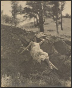 [Žena ležící na skalním výchozu] od Louis Fleckenstein