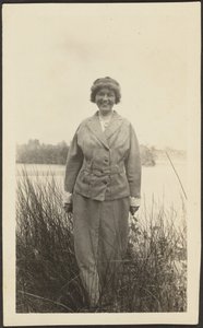 [Žena stojící v rákosí] od Louis Fleckenstein
