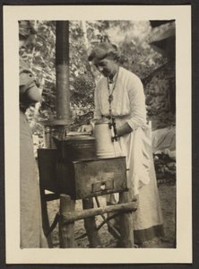 Žena používající venkovní vařič od Louis Fleckenstein
