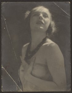 [Žena s korálkovým náhrdelníkem] od Louis Fleckenstein