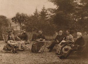 Skupina mužů a žen seděla a mluvila u stolu, 1937