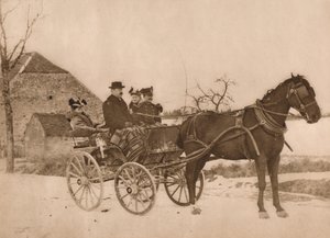 Muži a ženy v kočáru taženém koňmi, 1937