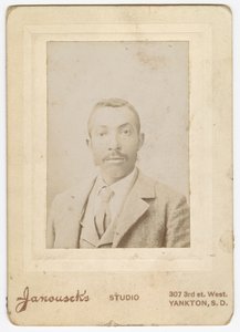Fotografie muže ve světlém saku, vestě a kravatě, konec 19. století. od Louis Janousek
