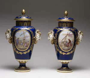 Pár váz (jemně pastovaný porcelán s barvou a zlacením)