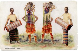Devil Dancers, Ceylon, cca 1900-20 (ručně kolorovaná fotografie)