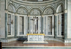 Mramorová apsida a terakotový krucifix od Luca Della Robbia