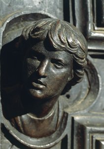Hlava Giuliana de Medici, detail z bronzové práce na dveřích od Luca della Robbia (1400-1481). Nová sakristie, katedrála Santa Maria del Fiore, Florencie. Itálie od Luca Della Robbia