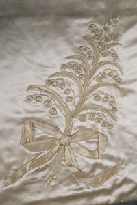 Svatební šaty (detailní pohled na odnímatelnou vlečku) od Lucy Christiana Lady Duff-Gordon