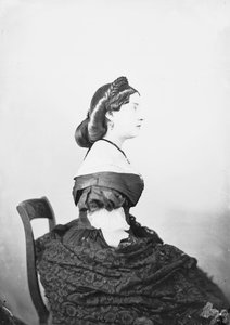 Noble Roman pózuje na studiové fotografii