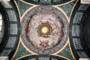 Pohled na kopuli kaple Cybo, zdobená freskami od Luigiho Garziho (1638-1721) (Pohled na kopuli kaple Cybo od Luigiho Garziho) Řím Basilica di Santa Maria del Popolo (kostel Santa Maria del Popolo), Cybo Kaple