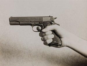 Ruka držící automatickou pistoli