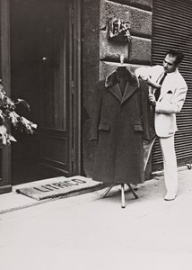 Angelo Litrico, stylista Nikity Chruščova a Johna F. Kennedyho, Juana Peróna, Tita a Dwighta D. Eisenhowera, před svým obchodem v Římě. od Luigi Leoni