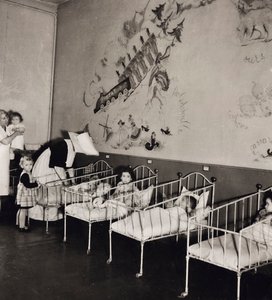 Dívky v sirotčinci Francouzština od Luigi Leoni