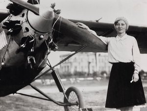 Slečna Fumagalliová první Italka, která získala pilotní průkaz, vyfotografovaná na letišti Littorio (Řím Urbe)