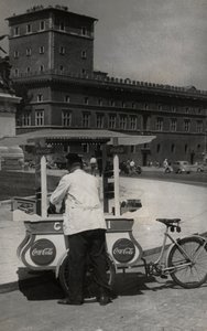 Prodavač zmrzliny na náměstí Piazza Venezia v Římě