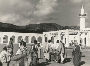 Scény městského života v zemědělské vesnici Muslim El Fager Al Fajr nebo Dawn, Benghází, Kyrenaika od Luigi Leoni