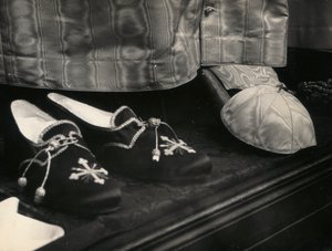 Papuče připravené pro papeže v expozici liturgických oděvů