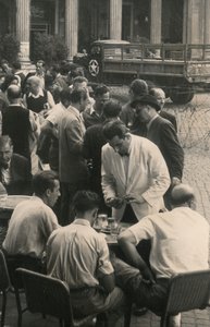 Čekání na stoly, v pozadí nákladní auto americké armády