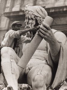 Dělník na soše Gangy ve fontáně Čtyř řek na Piazza Navona v Římě od Luigi Leoni